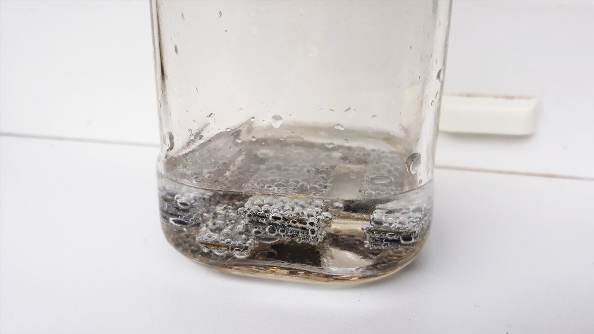 Растворение серной кислоты в воде реакция. Растворение серебра в азотной кислоте. Серебро с кислотами. Растворение цинка в соляной кислоте.