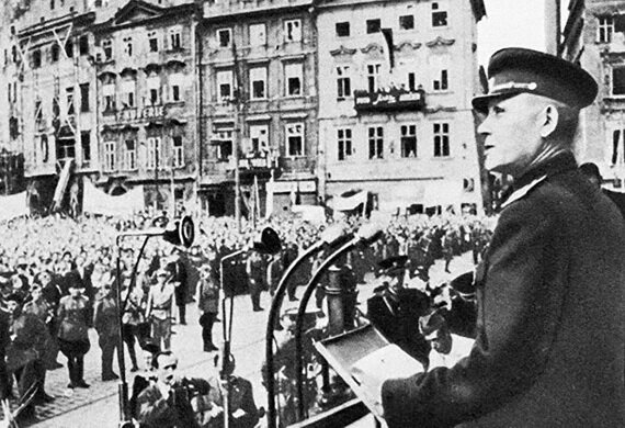 Маршал Конев на митинге после освобождения Праги, май 1945 г.