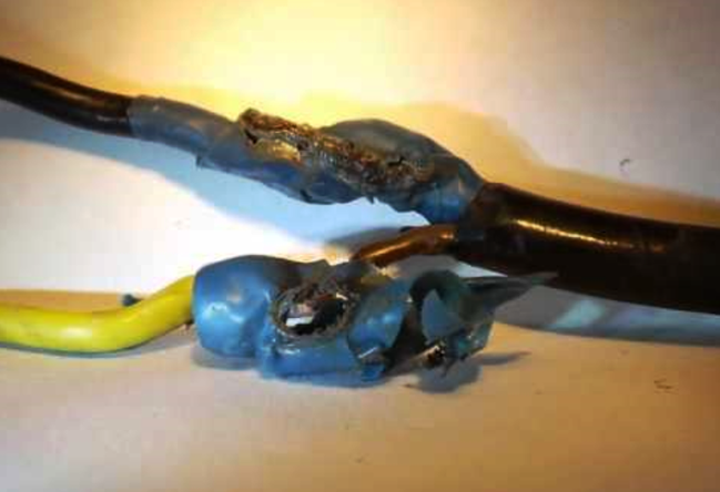 Начало подгорания в месте соединения медного и алюминиевого провода. Далее было бы еще критичнее.