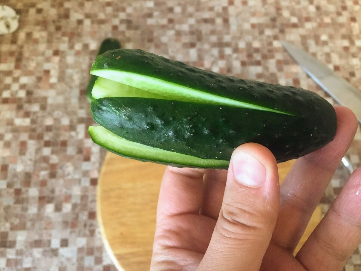 Свежий урожай хрустящих огурчиков.