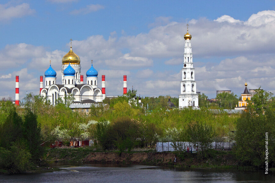 Москва константиново. Николо-Угрешский монастырь на теплоходе. Угрешский мужской монастырь. Николо-Угрешский монастырь мост через Москву-реку. Вид на Угрешский монастырь с Москвы реки.