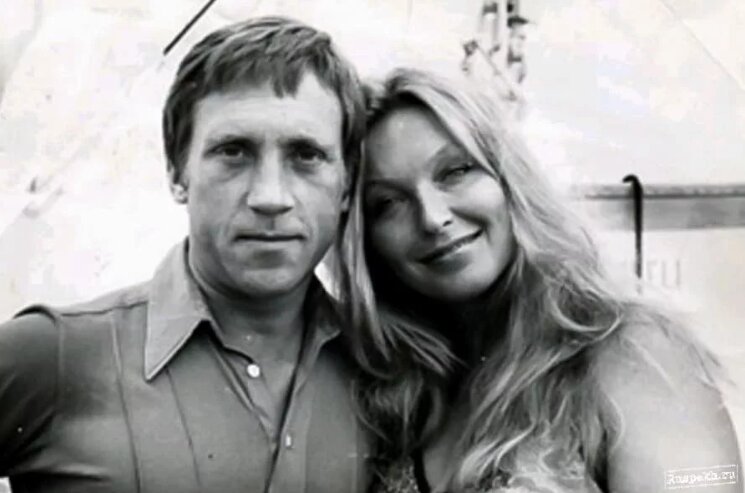 Мариночка, любимая моя, я тону в неизвестности. У меня впечатление, что я смогу найти выход, несмотря на то, что я сейчас нахожусь в каком-то слабом и неустойчивом периоде. <…> Главное — я хочу, чтобы ты оставила мне надежду, чтобы ты не принимала это за разрыв, ты — единственная, благодаря кому я смогу снова встать на ноги. Ещё раз — я люблю тебя и не хочу, чтобы тебе было плохо. Потом все встанет на своё место, мы поговорим и будем жить счастливо...