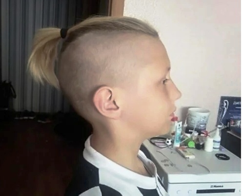 Фото Прохора из открытых источников. Мне показалось или хвостик действительно можно убирать, не отрезая волос? Если да, то в чём вообще проблема?