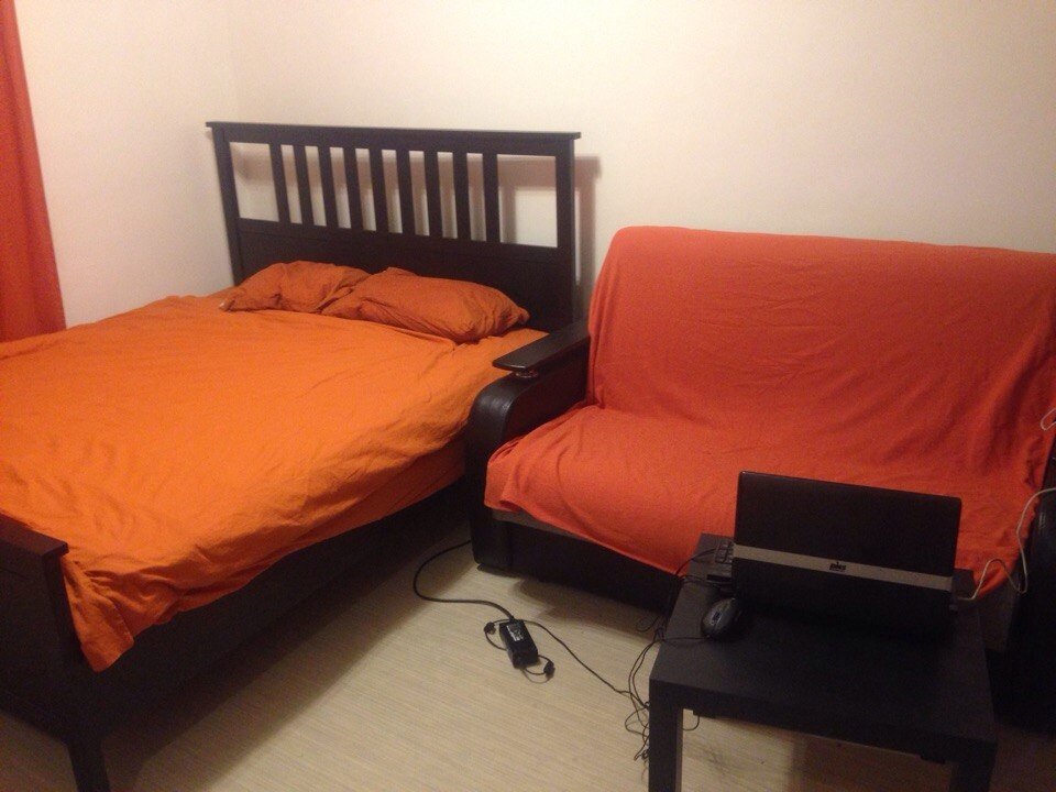 Моя кровать и диван рядом