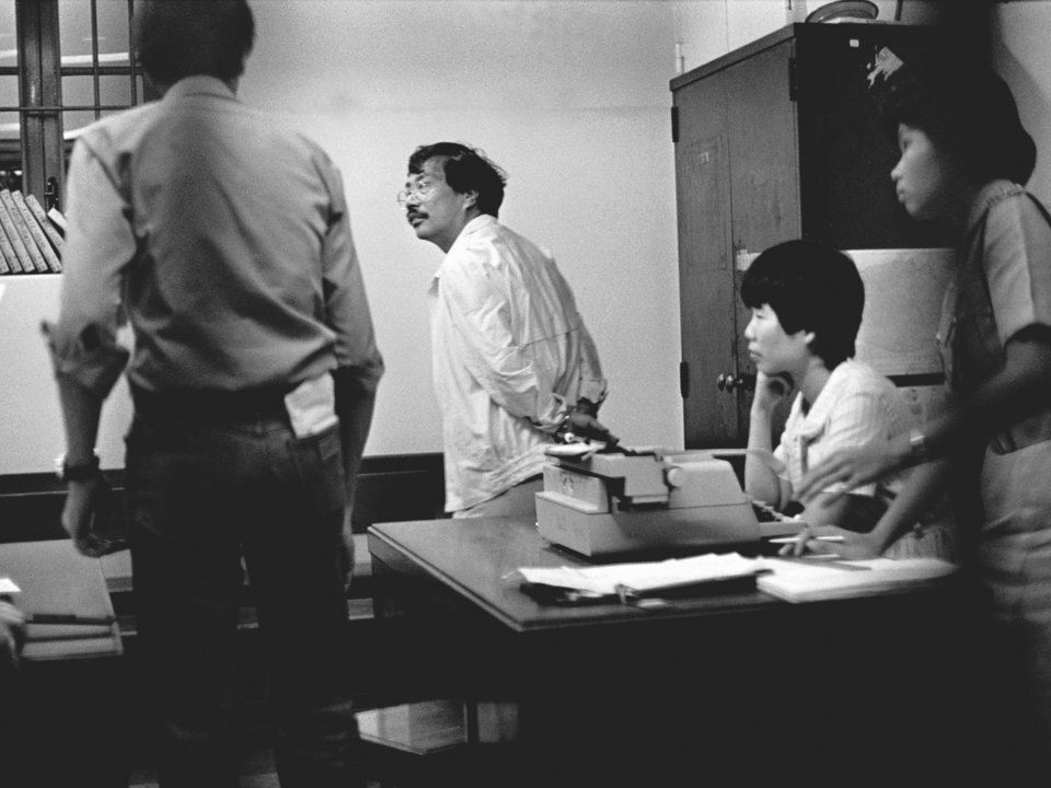 Джордж Тан в наручниках в полицейском участке, октябрь 1983 года.