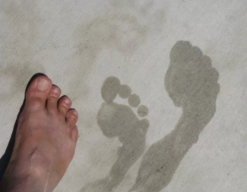 Почему после прогулки у ребенка мокрые ноги?