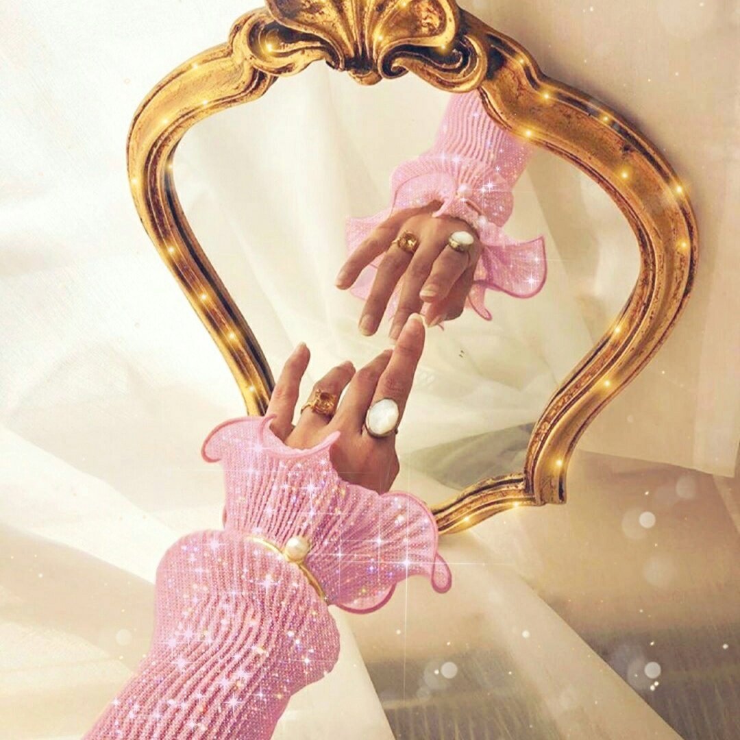 Весы - знак любви, гармонии и красоты, а также дипломатии, этикета, эстетики и элегантности. Весы напоминают нам о том, что мы видим в других людях своё же отражение.