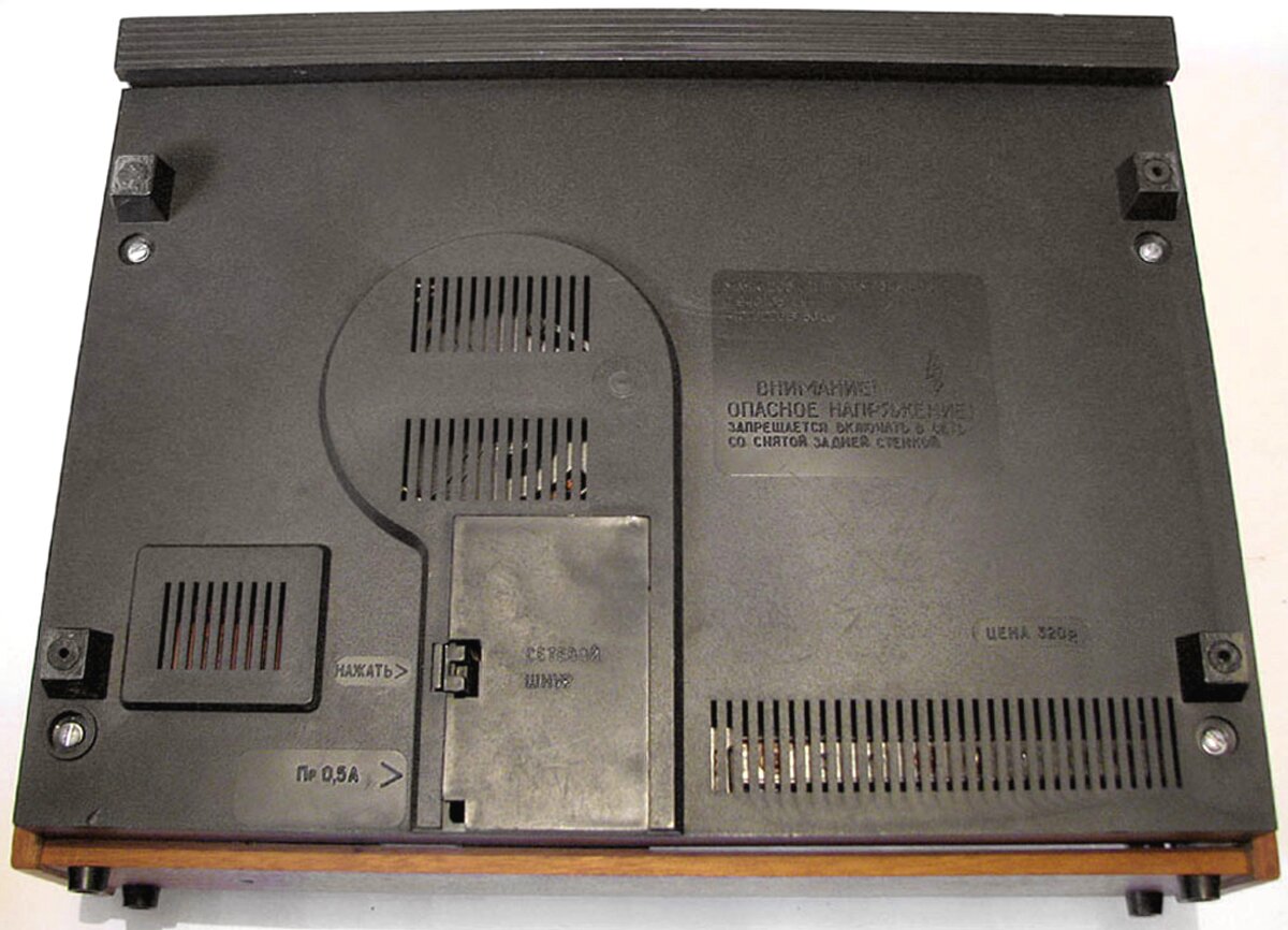 Задний вид магнитофона "Маяк-205"