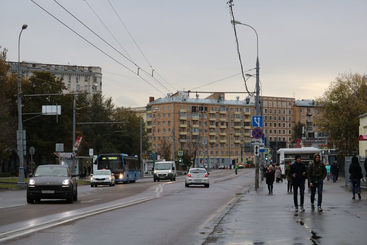 Выход из метро "Автозаводская" на улице Мастеркова. 