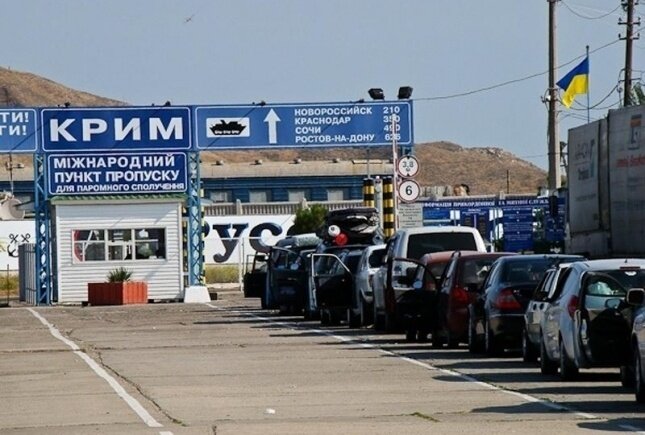 Украинским министром инфраструктуры Владиславом Криклием сделано заявление о проведении восстановления транспортных соединений с полуостровом Крым. Сейчас границу между Крымской Республикой и материковой Украиной не пересекает ни один из возможных государственных видов транспорта. 
С его слов, в первую очередь для возобновления пассажирских перевозок следует закончить строительство новых пропускных пунктов. Министр не отрицает присутствие некоторых проблем в их сооружении, но они активно решаются.

На данном этапе пока речь не идет о возобновление любых транспортных соединений в крымском направлении. Сейчас на повестке дня – создание человеческих условий для осуществления рейсов, когда пассажиры смогут на станции у КПВВ пересесть на автобус от законного украинского перевозчика и следовать дальше.

Также Криклий не уточнил, какого характера будут производиться перевозки: автобусами или железнодорожными поездами. Он подчеркивает, что указанные мероприятия инициировал действующий президент страны Владимир Зеленский.

Напомним, что пересечение границы с Крымом автобусами и поездами было остановлено после проведенного в 2014 году референдума. Железнодорожные поезда с того времени не заезжают на территорию республики, конечная остановка – Херсонская область.

Накануне звучало сообщение, что со стороны Украины будет частично снята транспортная блокада с Донбасских территорий.