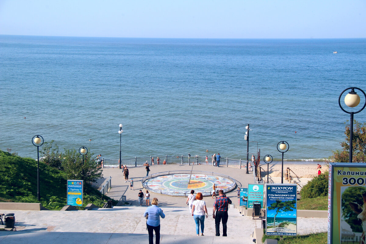 Известные многим уникальные солнечные часы. Спуск к морю с множеством ступенек и перед вами открывается шикарный вид на песчаный пляж. Могу часами стоять и смотреть в бескрайнее море, слушать шум волн, для меня это самый настоящий relax для души. 