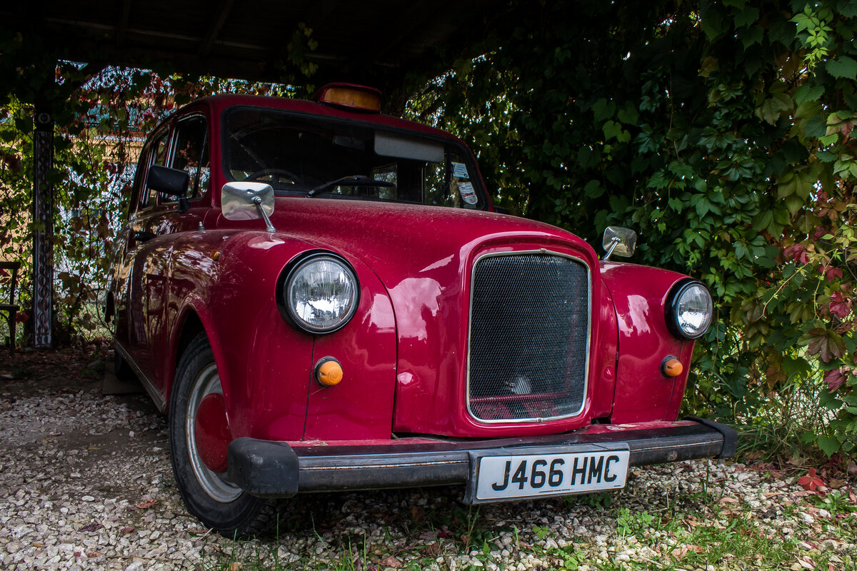 Заброшенные автомобили. Заброшенные машины в пустыне. Заброшенные ретро автомобили. Старая разваленная машина. Заброшенные машины в лесу.