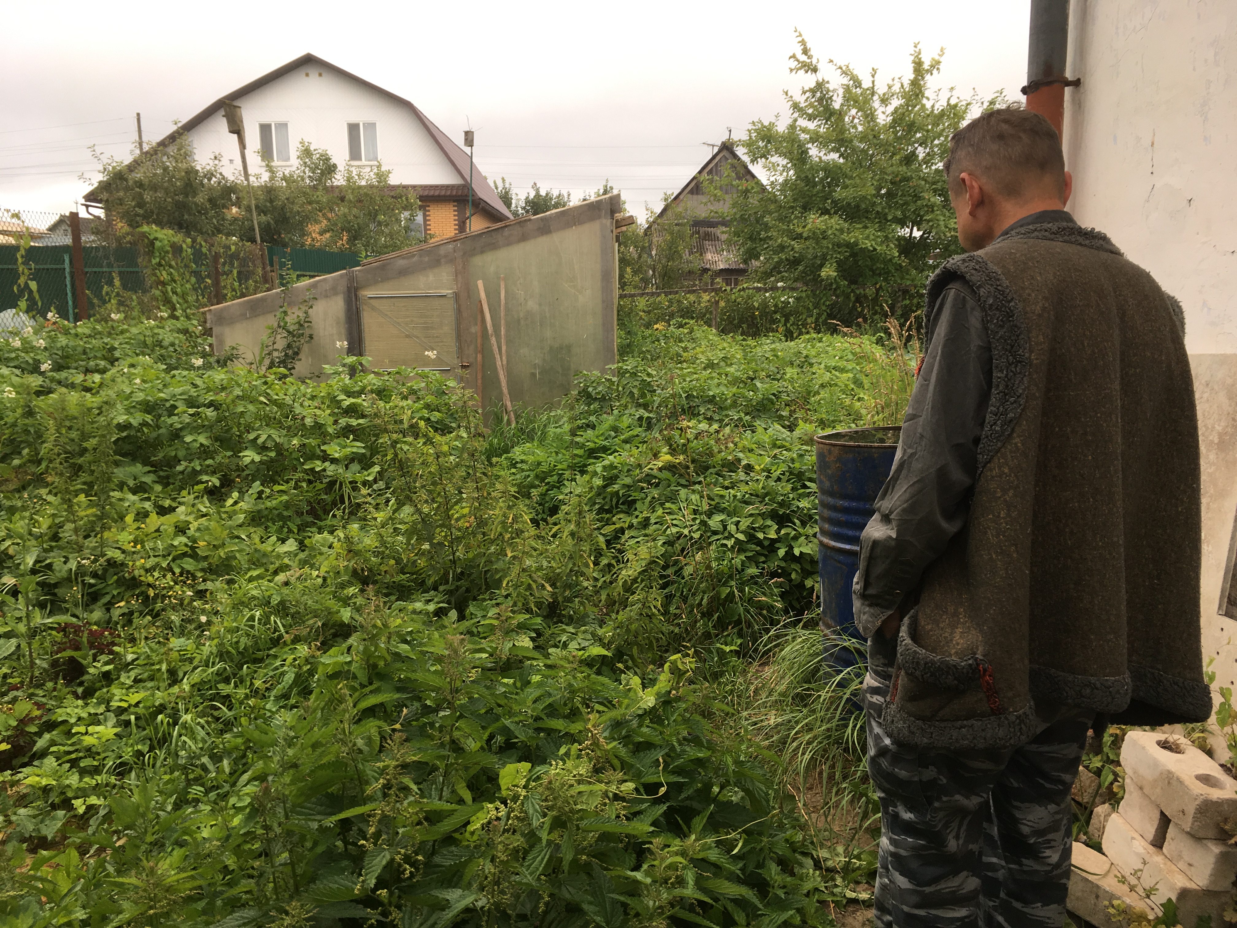 Сосед - горемыка... На огород сил не хватает... Успеть бы выпить...