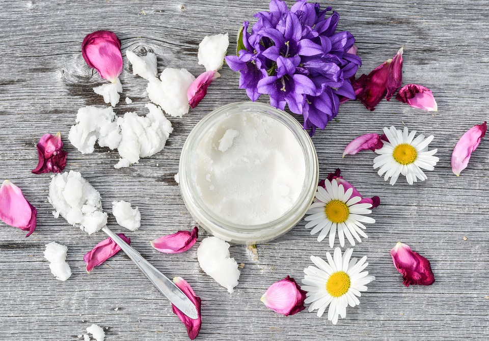 https://pixabay.com/photos/coconut-oil-oil-white-glass-jar-2535339/