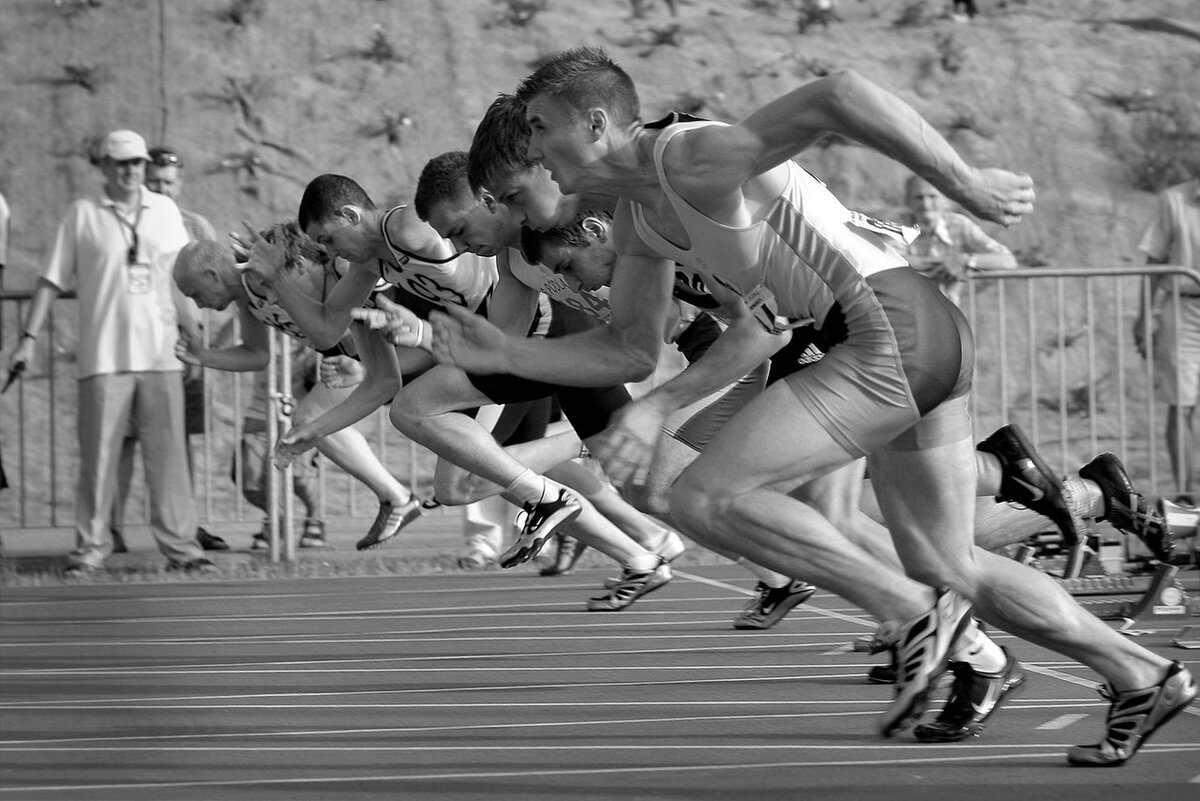 https://www.pexels.com/photo/athletes-running-on-track-and-field-oval-in-grayscale-photography-34514/