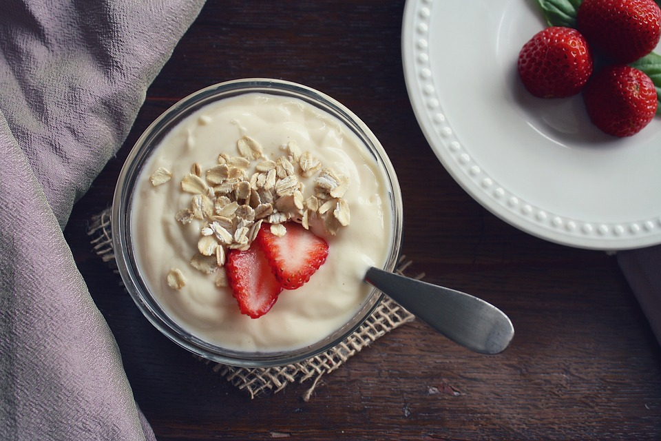 https://pixabay.com/photos/yogurt-fruit-vanilla-strawberries-1442034/