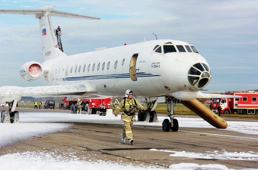 Самолет спасся. SSJ-100 аварийный трап. Спасение самолета. Аварийный трап ту 154. Аварийный трап ту 134.