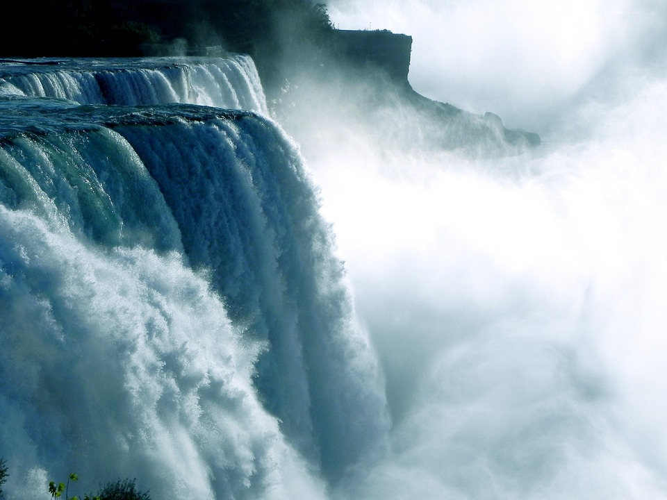 https://cdn.pixabay.com/photo/2013/11/26/11/27/niagara-falls-218591_960_720.jpg