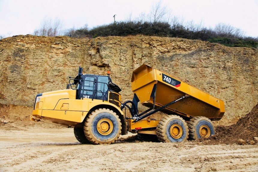 Землевоз (сочлененный самосвал) Caterpillar. Фото: autoreview.ru