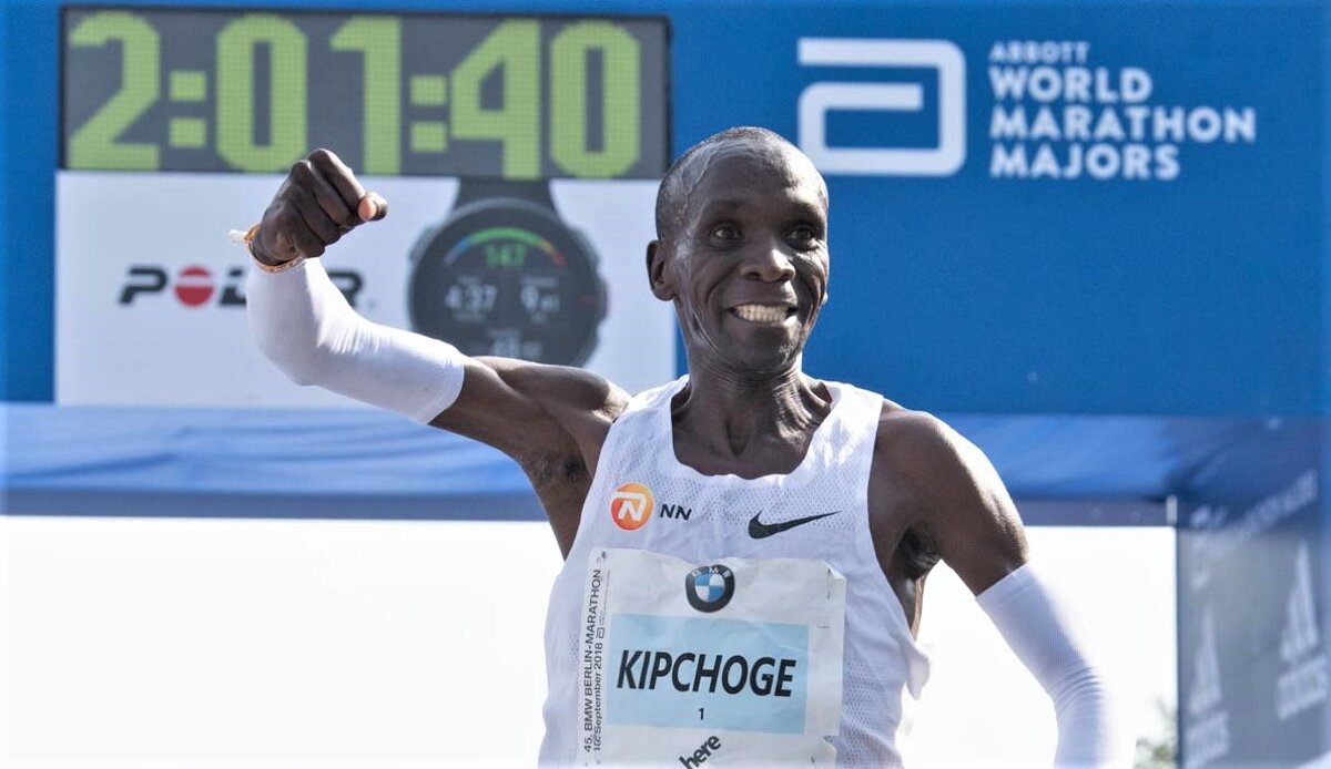 Элиуд Кипчоге на финише Берлинского марафона в 2018 году. Мировой рекорд взят!