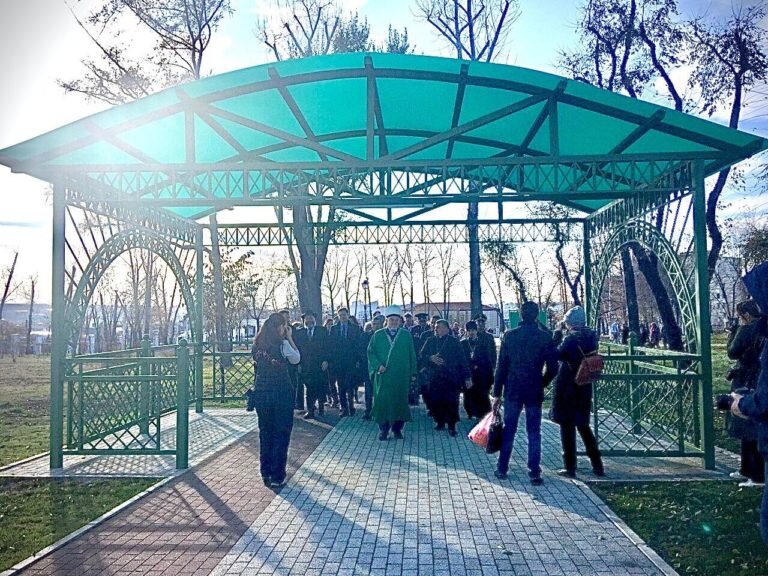 дешевого вида беседки, выглядящие скорее как навесы на железнодорожном вокзале и не имеющие внутри ни единой скамейки (!). Картину дополняет ландшафтный дизайн деревьев "а-ля ЖКХ"