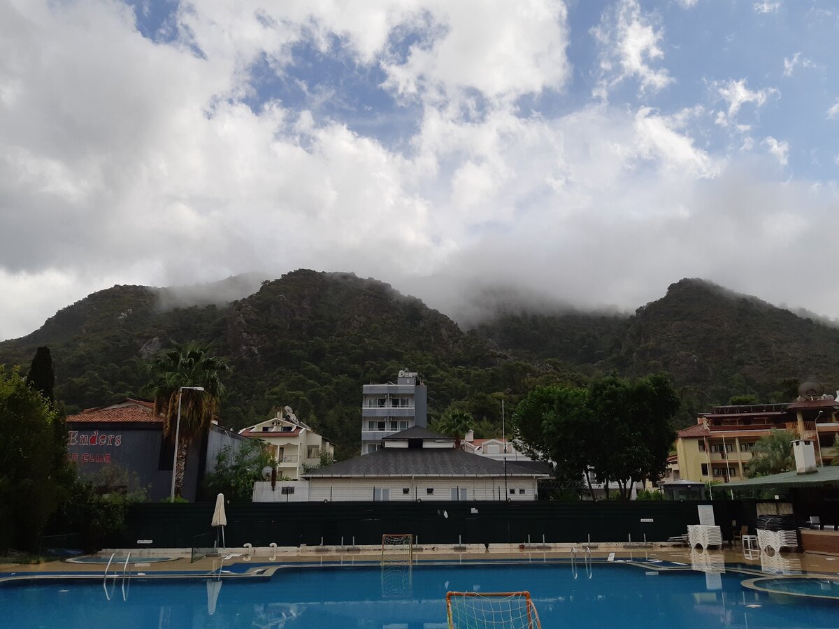 С утра горы показали что легко не будет так как ночью был ливень