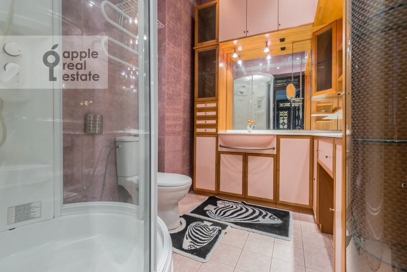 Ванная и два санузла в разных цветах на Поварской улице, дом 20. Аренда квартиры с джакузи приятное дополнение к жизни в Москве.