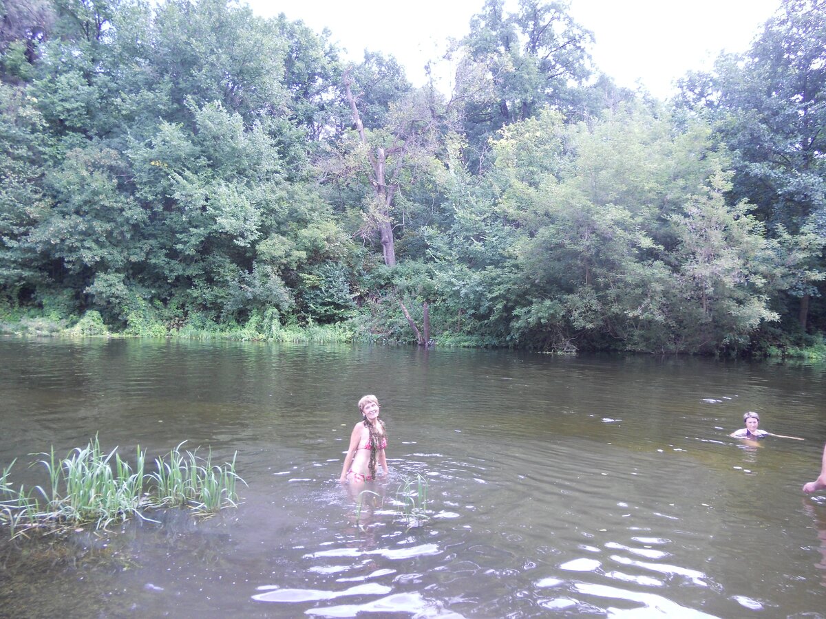   Водо  в  Осколе   освежает  в   любую  жару    Летом ,  а  оно   здесь  с  мая  по  сентябрь,  у  меня  полное  ощущение  ,  что  я     в  отпуске   где  -  нибудь  в  Сочи  или    в  Крыму .  Хожу  в   шляпе  ,  кругом   розы ,  купаемся   два  раза  в  день  ,  собираем  вишню  в  городском  саду   абсолютно  бесплатно 