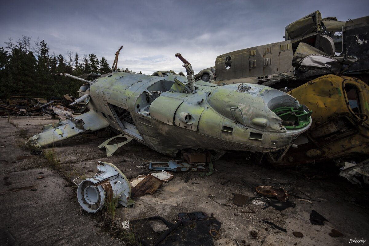 Обнаружил очень радиоактивные бочки на кладбище техники в Чернобыле. Подходить опасно