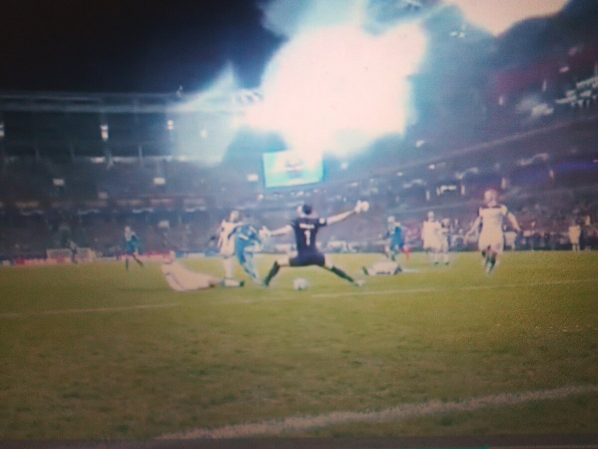 Второй мяч в ворота "Локо" на последних минутах игры.   