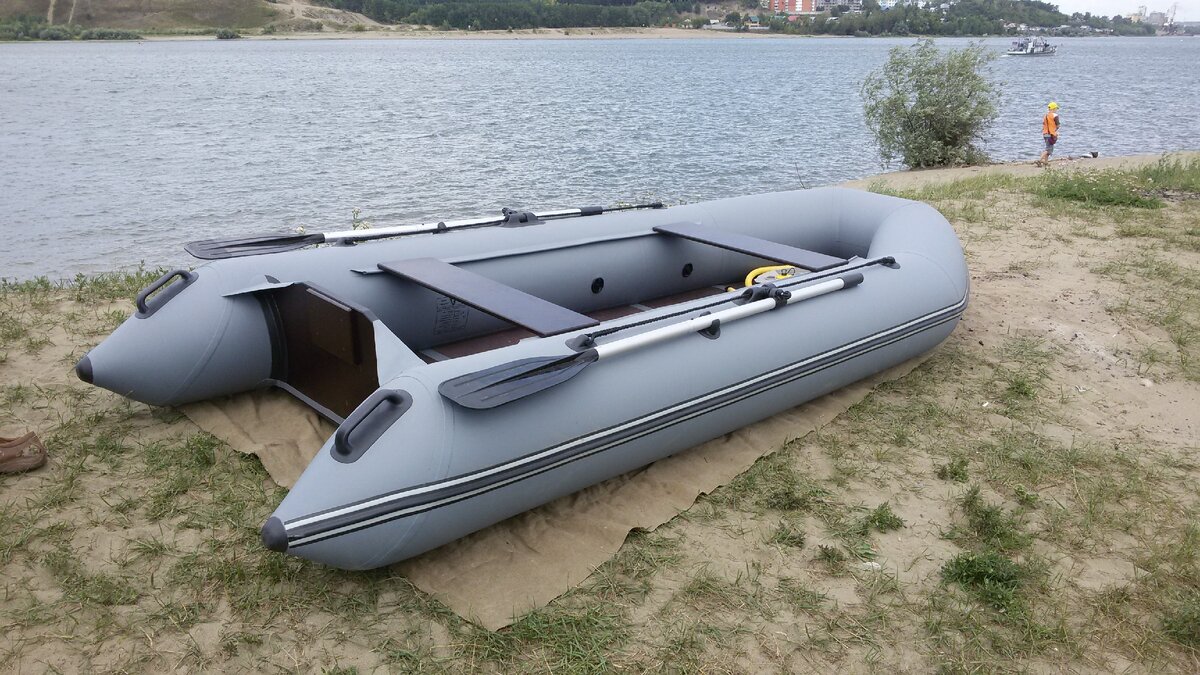  длина -  3.2 м. ширина - 1,38 м.   вместимость 3чел.   вес 31кг.  пол слань-книжка.