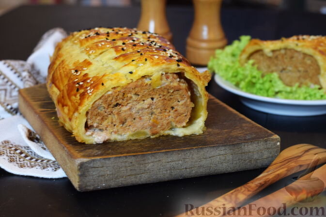 фарш мясной, лук репчатый, сухари панировочные, сыр пармезан, помидоры вяленые, яйца, базилик, соль, перец чёрный молотый, тесто слоеное, яйца, семена кунжута