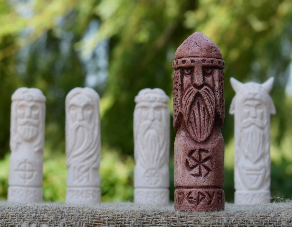 А таким видят Перуна современные творцы.