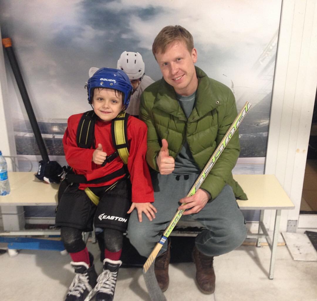 Антон богданов и лаура. Антон богданов сестра анастасия. Лаура кемстач и антон богданов. Нормальный только я фильм антон богданов. Антон богданов 2022.