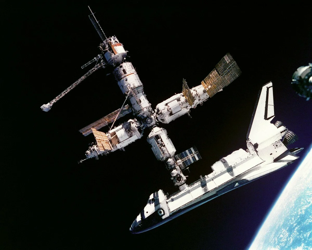 Space shuttle пристыковался к станции Мир