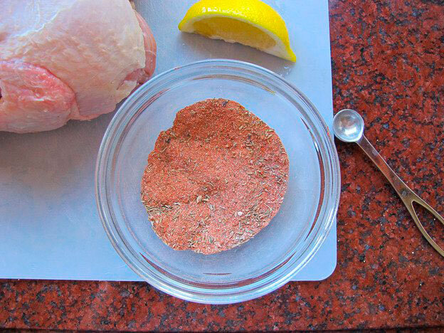 В небольшой посуде смешайте сладкий перец, паприку, соль, сушеный тимьян, черный перец и другие ароматные специи. 