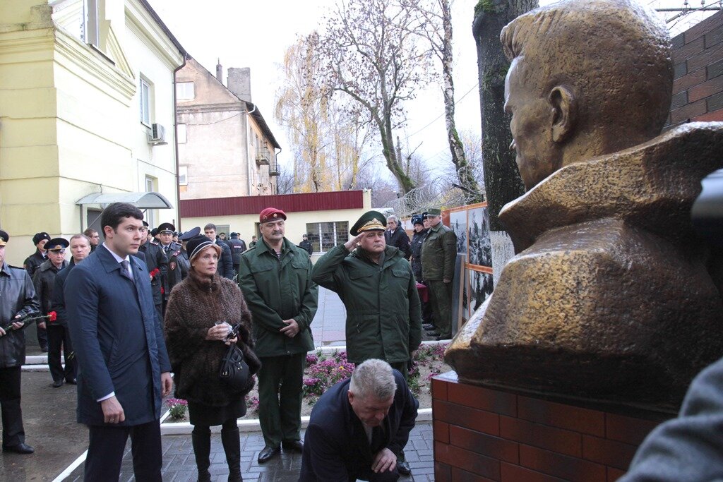  2017 г. Калининград, проспект Победы. Церемония открытия памятника-бюста Н. Мамонову на воинском мемориале.