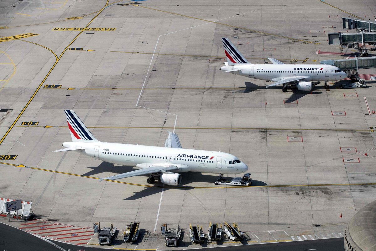 Самолеты Air France KLM в парижском аэропорту Шарль де Голль. Авиакомпании уже сокращали маршруты через Атлантику, когда президент Трамп приостановил большинство поездок из Европы. Joel Saget/Agence France-Presse-Getty Images