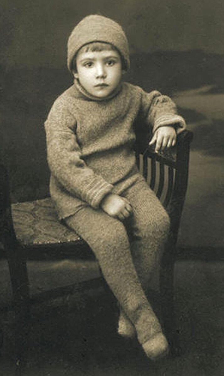 Юрий Никулин в детстве, на фотографии ему 4 года