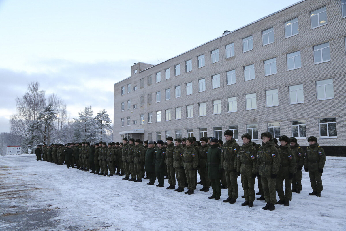 Казарма, здесь вы будете размещены и проживете абитуру и КМБ.
