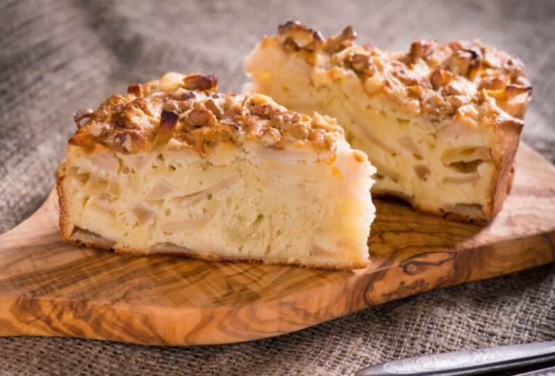 Яблочно-банановая шарлотка (Фото с сайта https://oldbakery.ru)