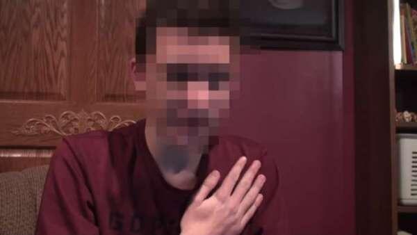 На фото однако парень не решился показывать своё лицо.