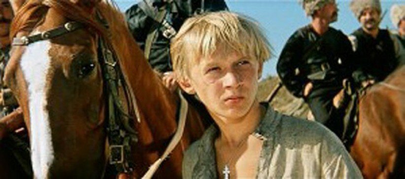 Это их командир, Даниил Щусь или просто Данька. Играет Витя Косых,уже опытный юный киноартист.Популярность пришла с первой роли Кости Иночкина в "Добро пожаловать."  Впрочем, командир он такой условный,все "мстители" равны между собой и все решают демократически.