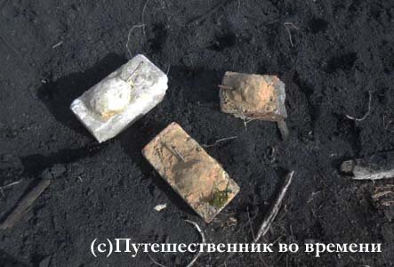 Два танка и танкетка из кирпичей с башнями из песка - реконструкция детской игры 1960-х. (с) Путешественник во времени