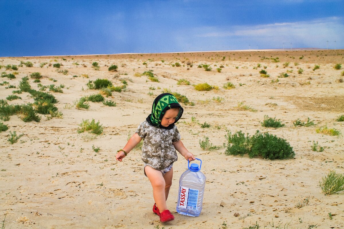 Искатель воды  в пустыне Казахстана.