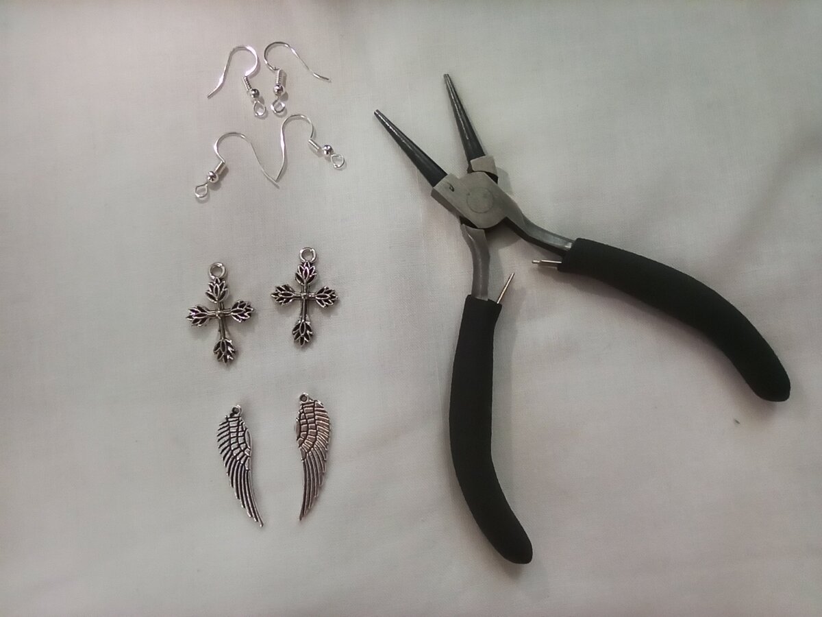 Вот так выглядит стартовый набор. Подвесок здесь два вида, но их может быть сколько угодно на ваш вкус и цвет😁