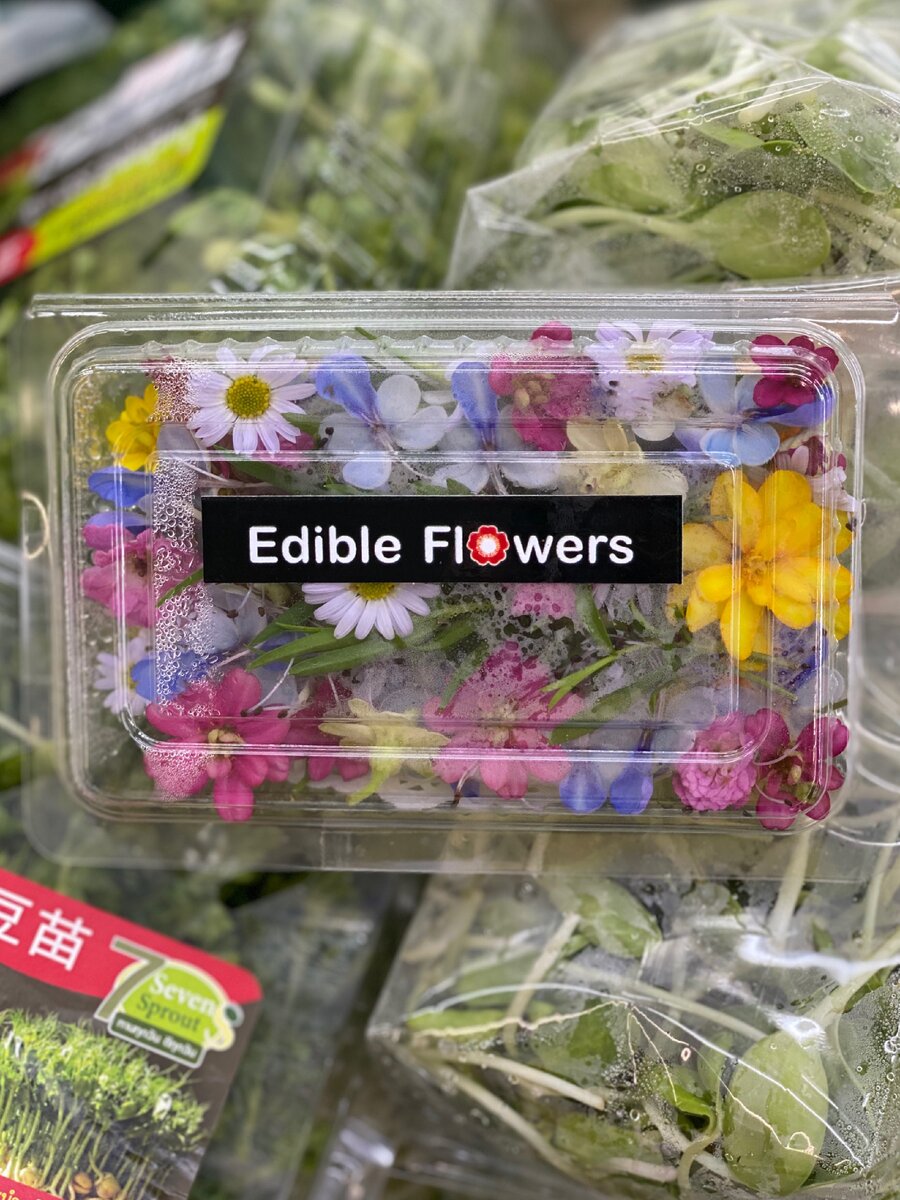 Цветочки можно купить в магазине или сорвать с грядки )