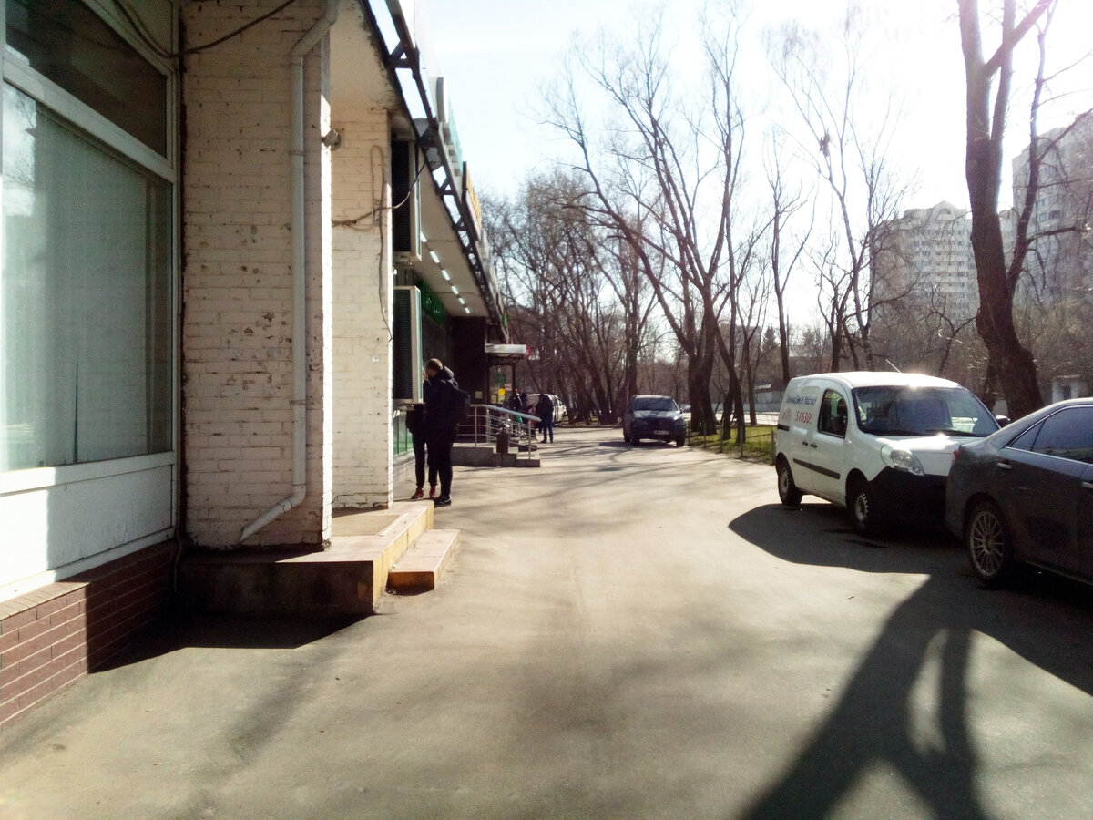 Люди у магазинчиков.