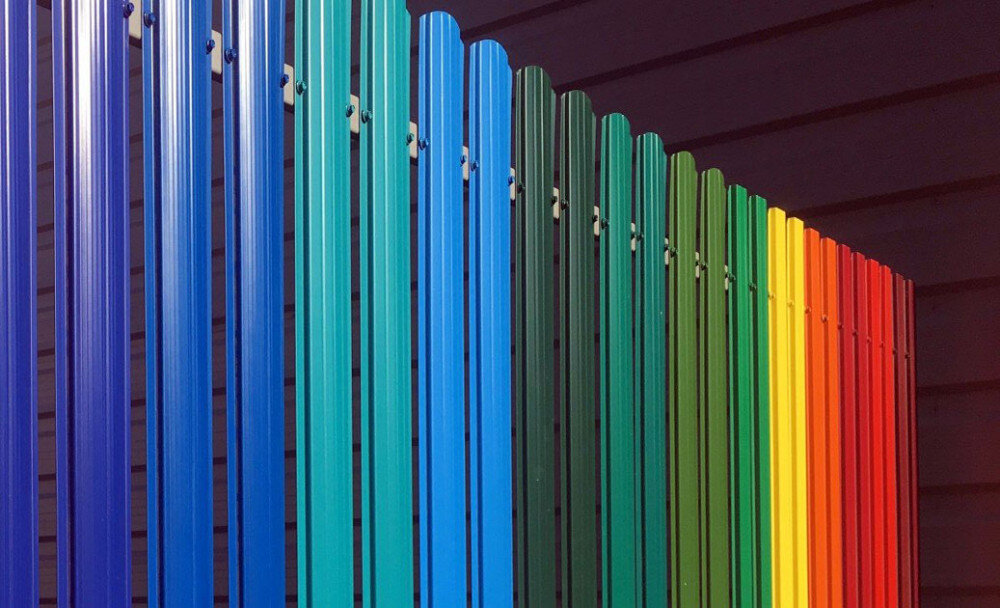 2. Забор из евроштакетника обладает множеством преимуществ