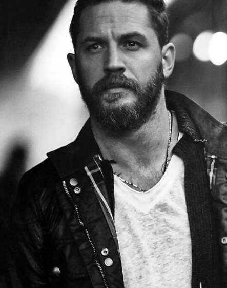 Закурил сигарету и представил себя таким в глаза девушек